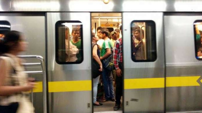 metro train ran without closing door