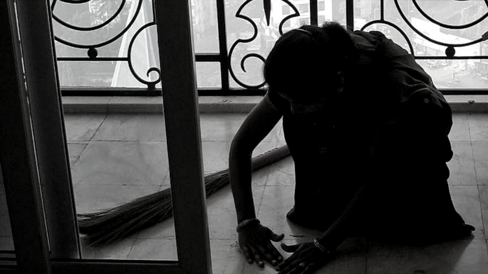 servant robbed 40 lakhs from doctors house