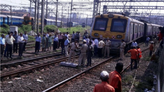 mumbai local train derailed
