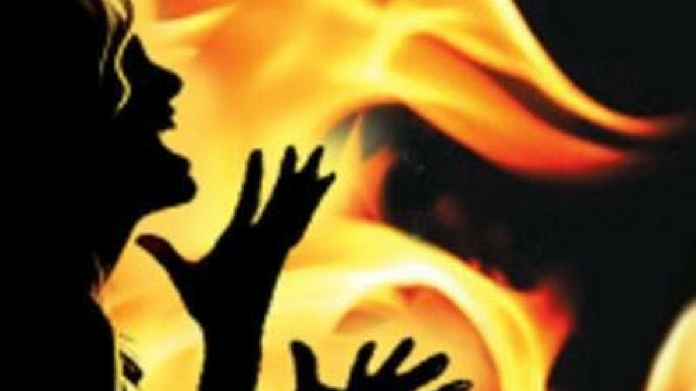 girl set to fire in chennai Jilted lover sprinkles petrol on girl, sets her on fire in full public view