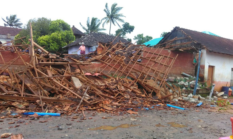 school collapsed in heavy wind in idukki