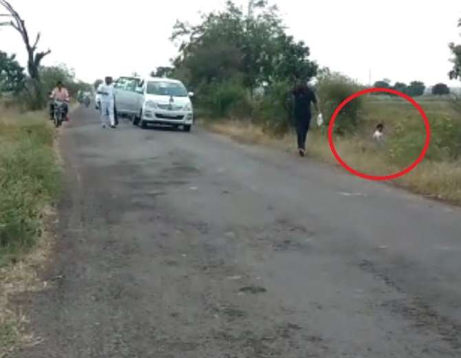 maharashtra minister pee on roadside