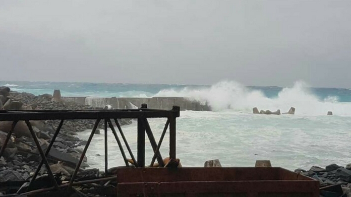 okhi leaves lakshadweep shore by evening 71 boats set out for finding missing people