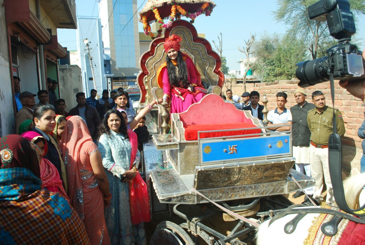 MBA bride takes a chariot challenging tradition