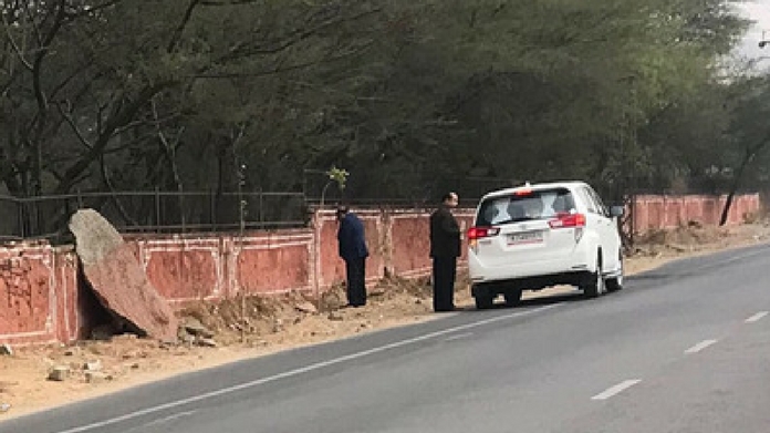 rajasthan minister pees in roadside