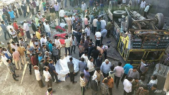 30 killed as wedding party truck overturns in India