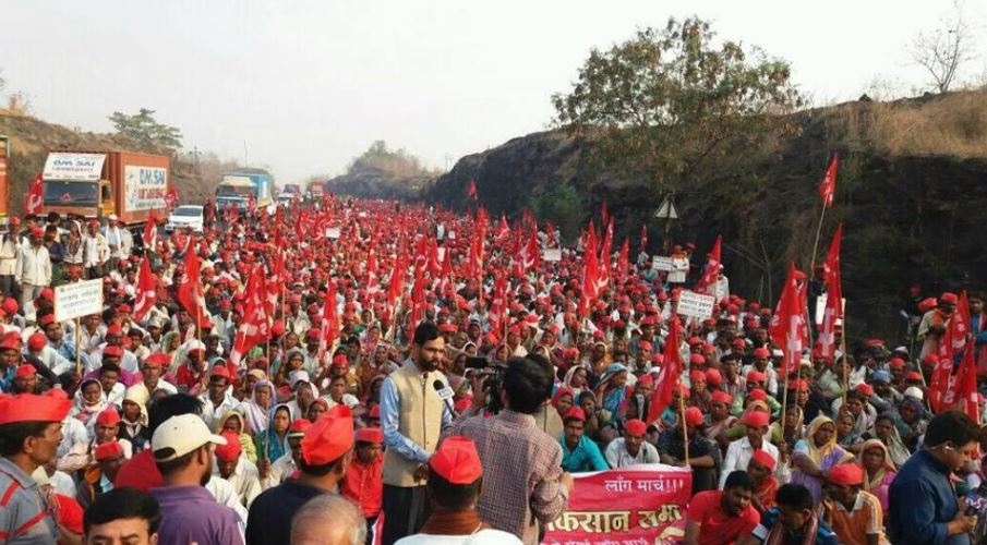 thousands of farmers takes part in long march