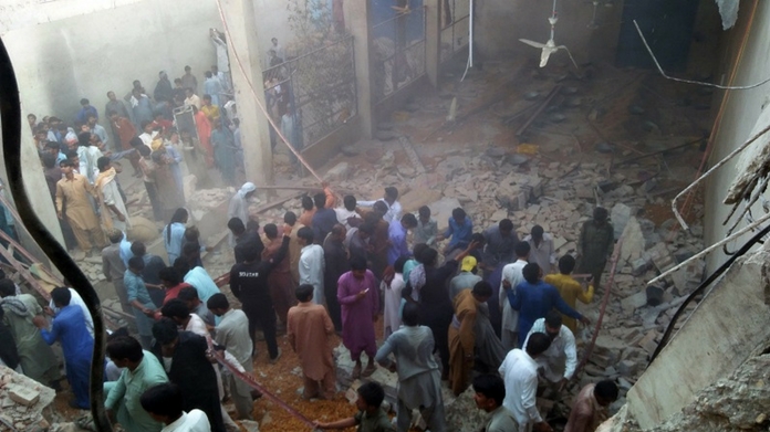 karachi roof collapsed killed 11