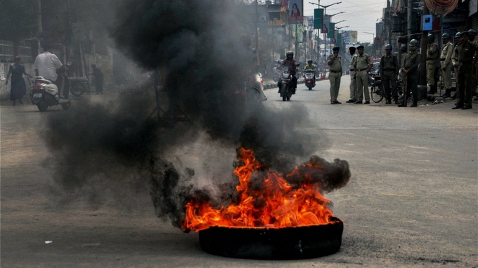 police arrest protesters who stops vehicle on fake hartal