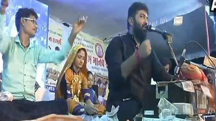 Folk singers being showered with money