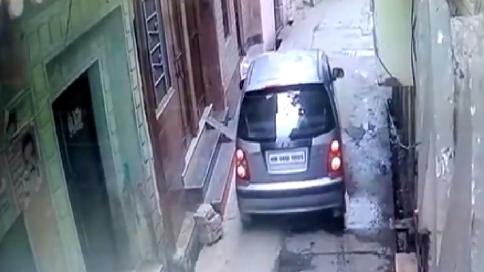 woman drops a new born baby on a street from a car