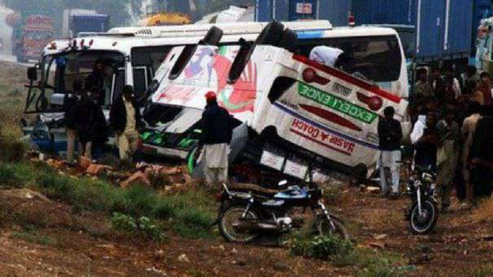 bus accident in pakistan killed 18