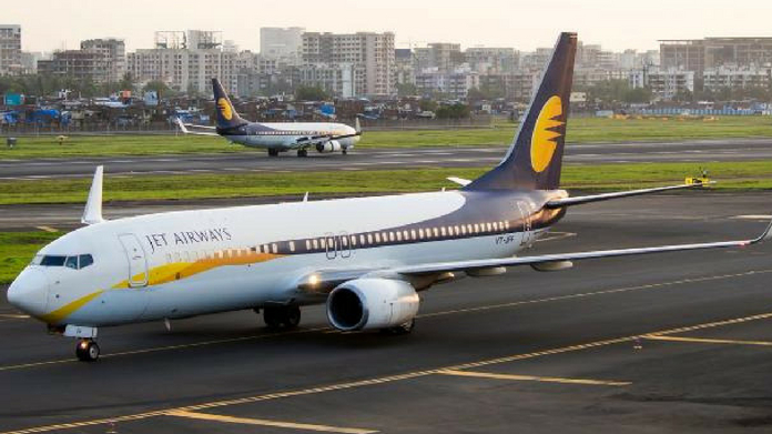 airplane to mumbai skid from runway