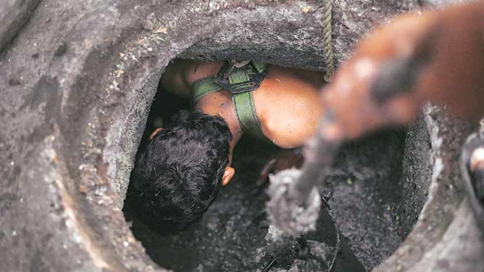 4 dead inhalng poisonous gas while cleaning drainage