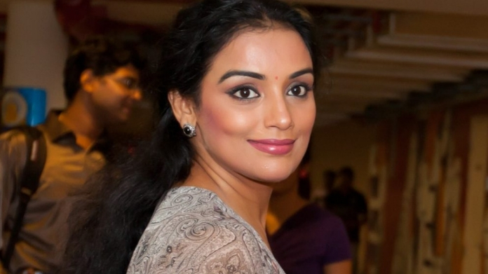 swetha menon bags best actress award in delhi international film festival