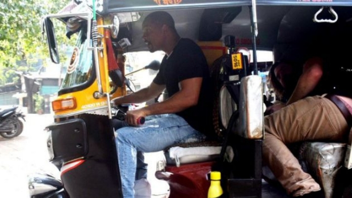 will smith drives autorikshaw in mumbai
