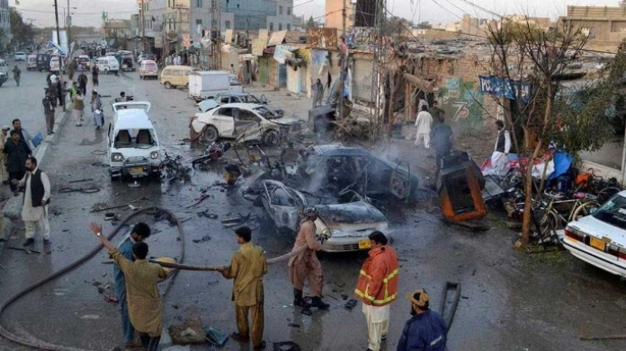 25 killed in bomb blast in pakistan