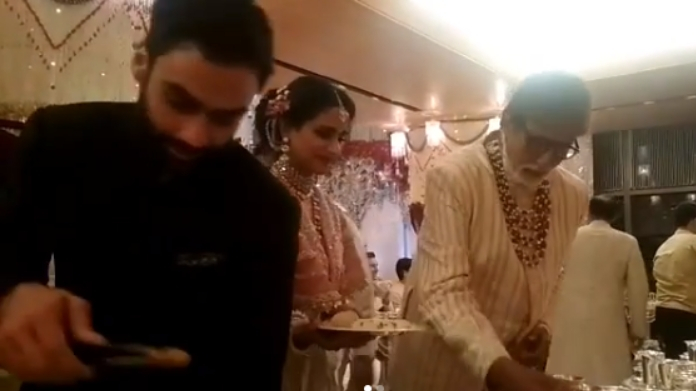 bollywood actors served food in isha ambani wedding