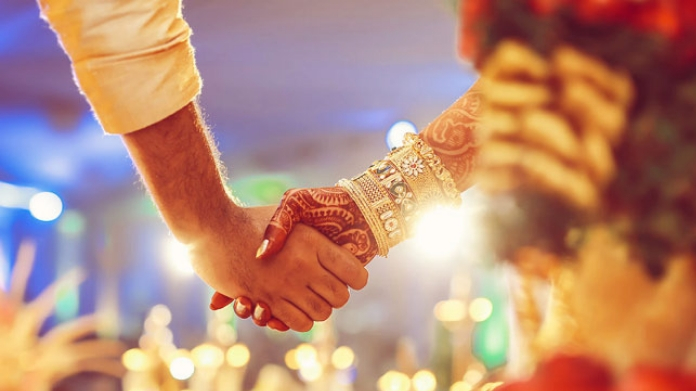 newly married couple skips elaborate wedding and donate money to martyred jawan families