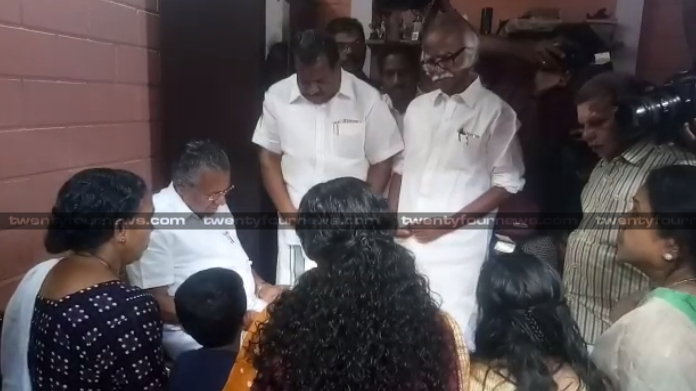 pinarayi vijayan visited vv vasanthkumar house