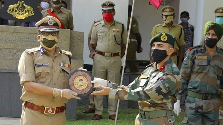 covid 19 Defense: Indian Army's tribute to  kerala police