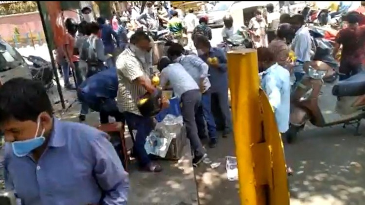 Mob Looting Mango Vendor