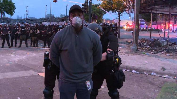 Minnesota police arrest CNN team on live television