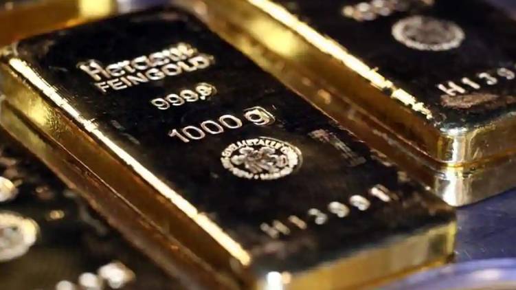 chartered airplane woman passenger 10 lakhs gold seized