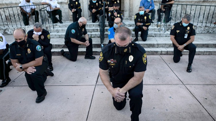 police protesters gorge floyd