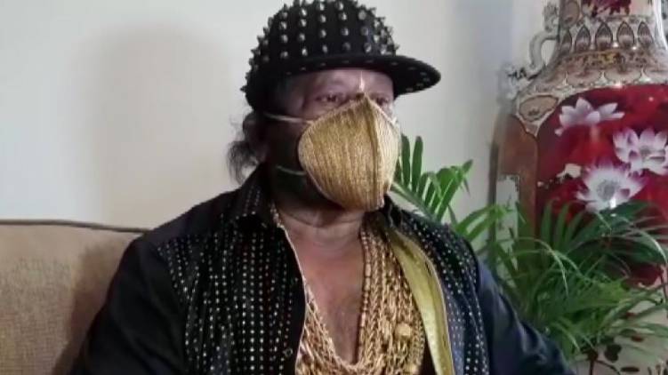 gold man wars mask worth 3.5 lakhs