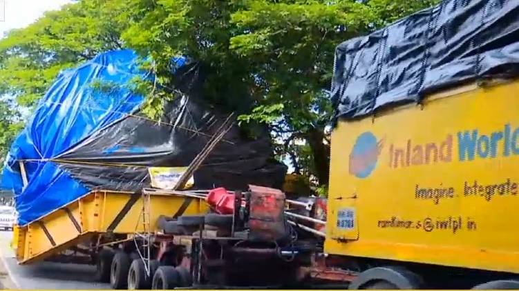 huge lorry carrying vssc equipment reached trivandrum