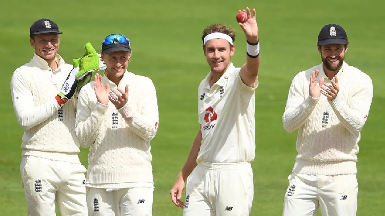 yuvraj congratulates stuart broad