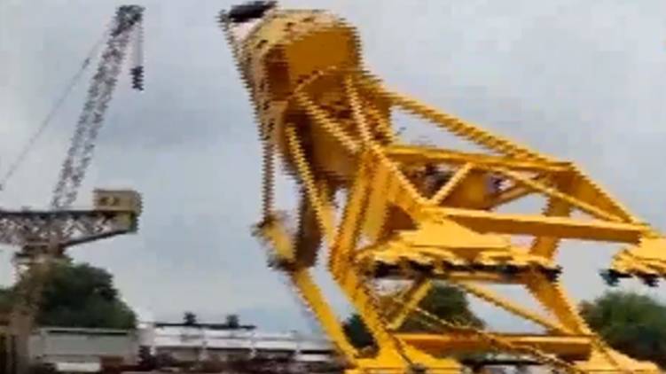 crane collapses