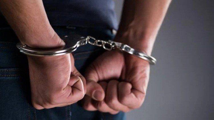 gold smuggling 2 arrested