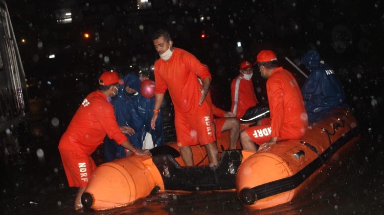 Train Rain Mumbai Passengers