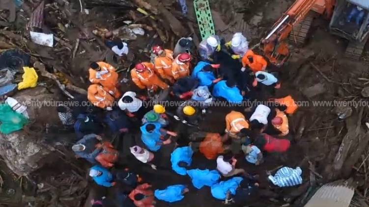pettimudi landslide 38 dead body found
