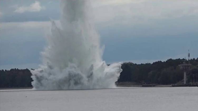 5000 Kg Bomb Explodes Underwater