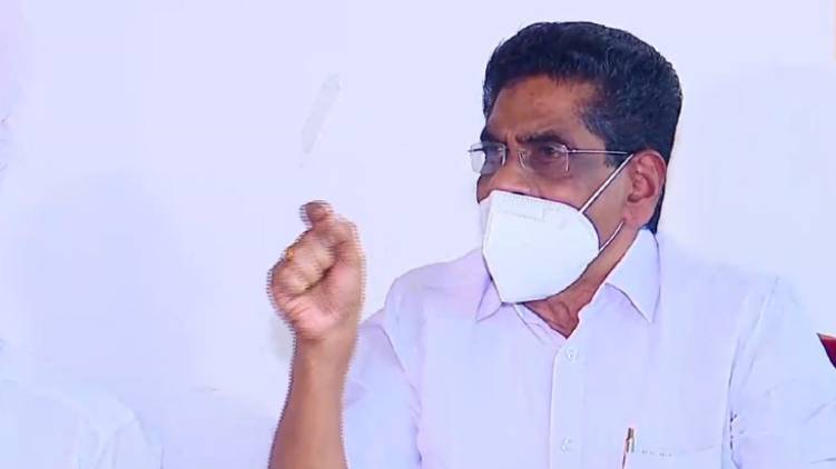 mullappally handover 5 lakhs to thaha