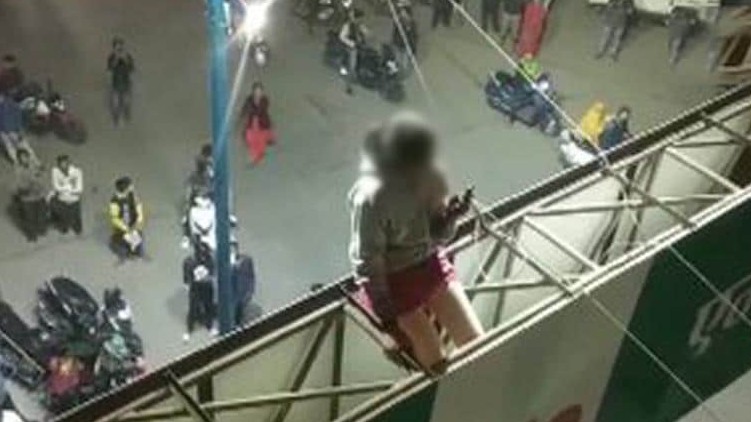 Minor girl hoarding marry