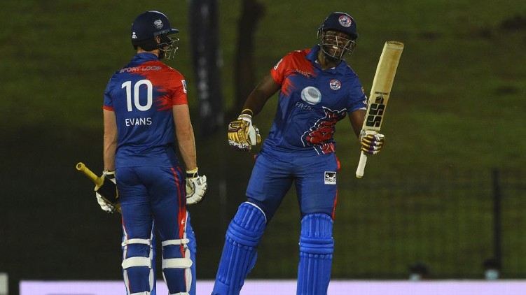 Andre Russell smashes 65