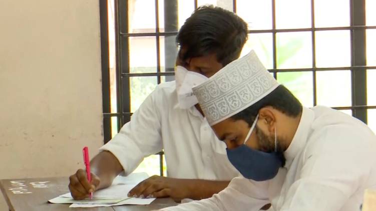 kannur canidate writes llb exam