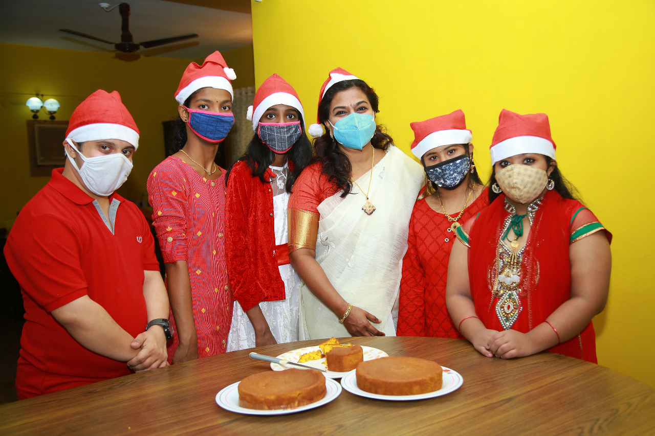 cifi celebrates Christmas with differently baled kids