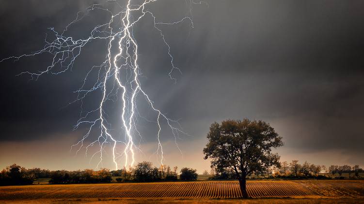 chances of rain with lightening kerala