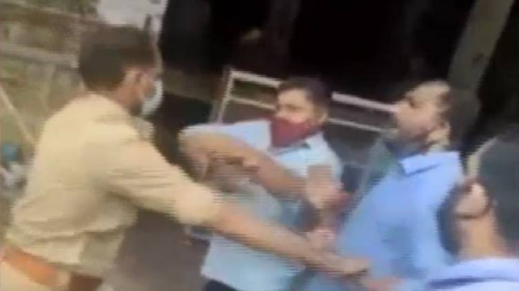 karikineth silks employees attack police