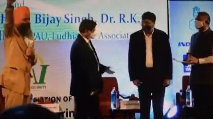 dr vareender pal singh rejecting award