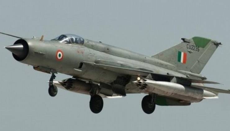 Indian Air Force MiG-21 fighter jet crashes