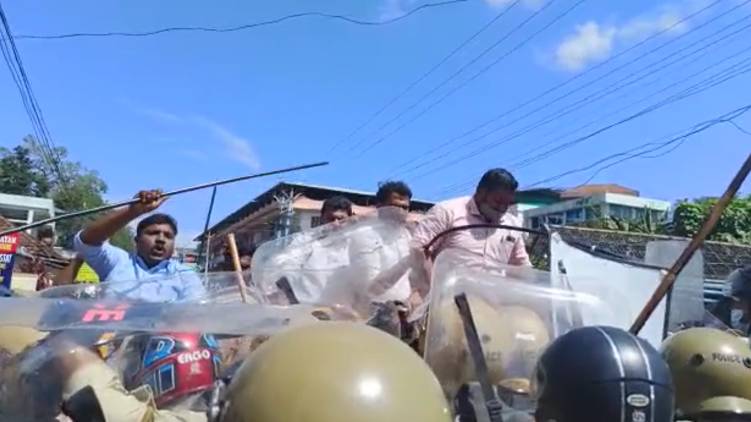pathanapuram youth congress march