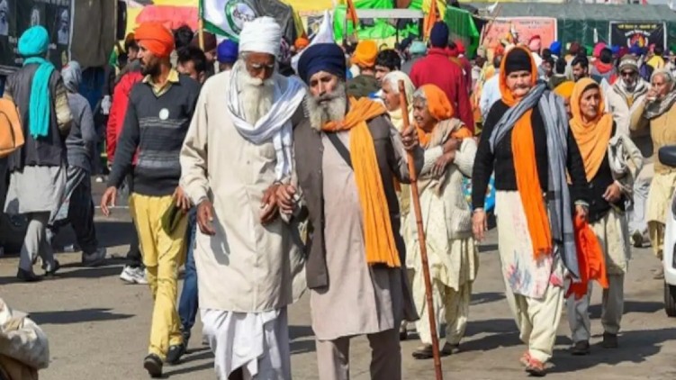 farmers rush delhi borders
