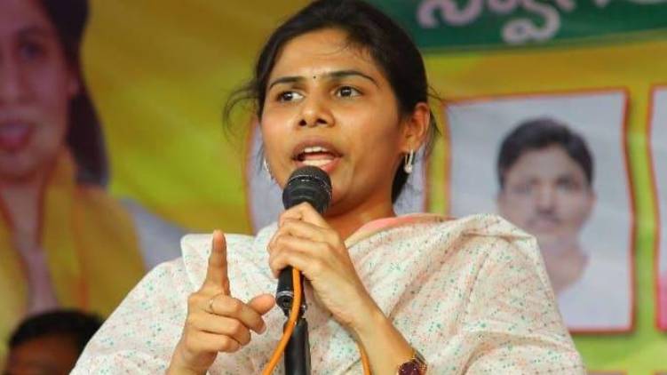 former minister Bhuma Akhila Priya arrested