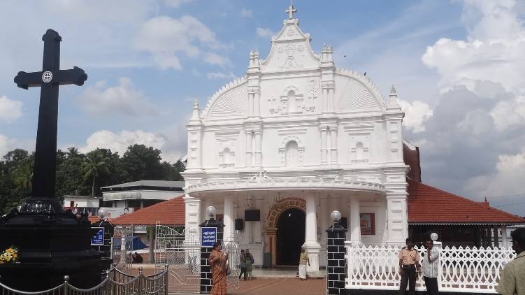 hc stays single bench verdict on kothamangalam church case